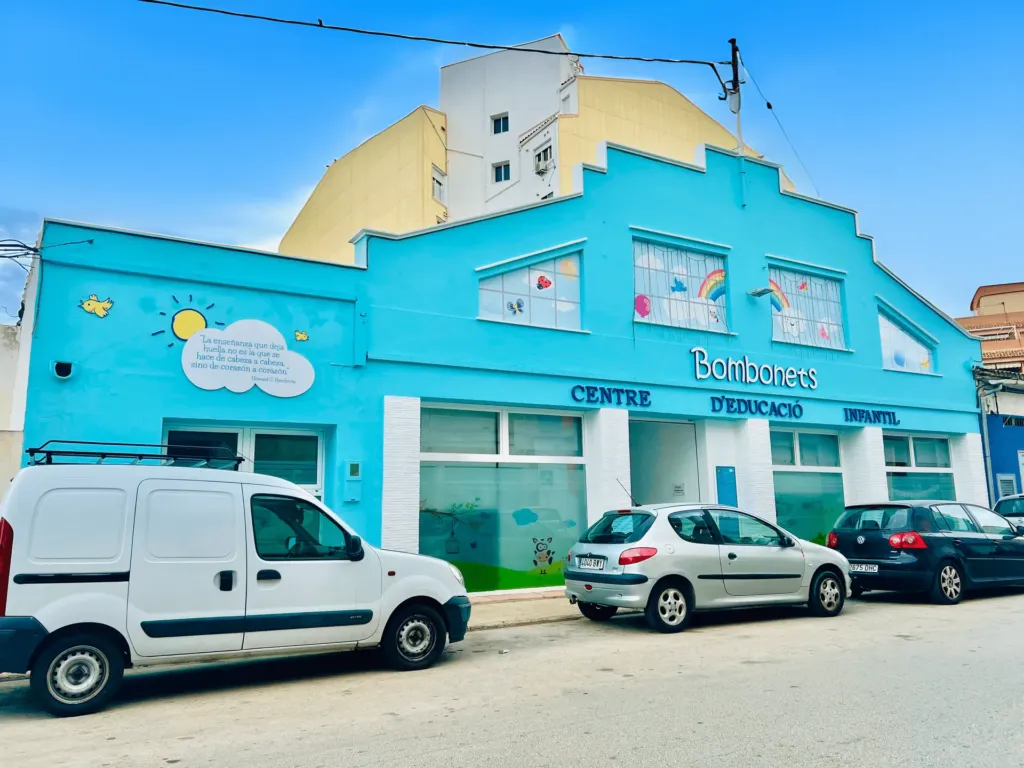 Fachada del centro de educación infantil Bombonets en Dénia