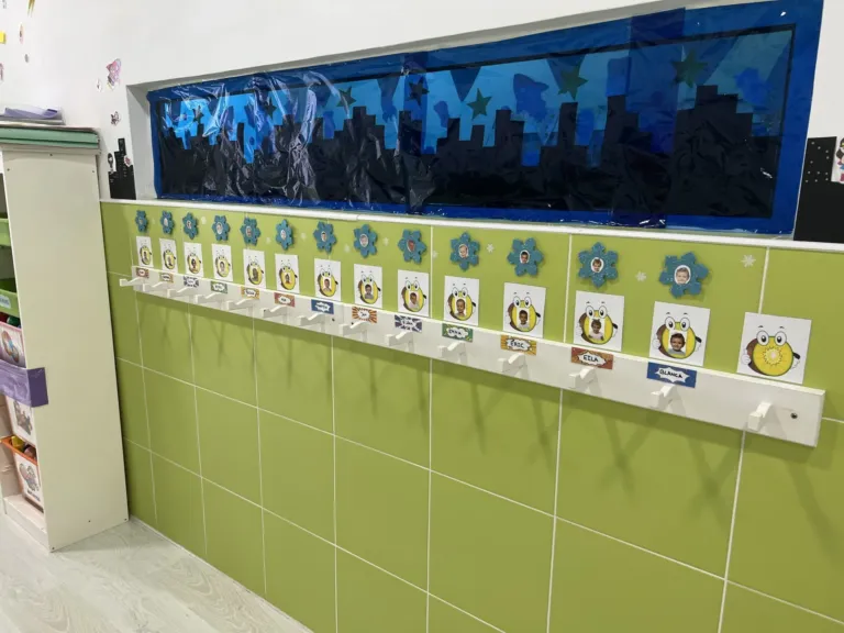 Instalaciones y patio del centro de educación infantil Bombonets en Dénia