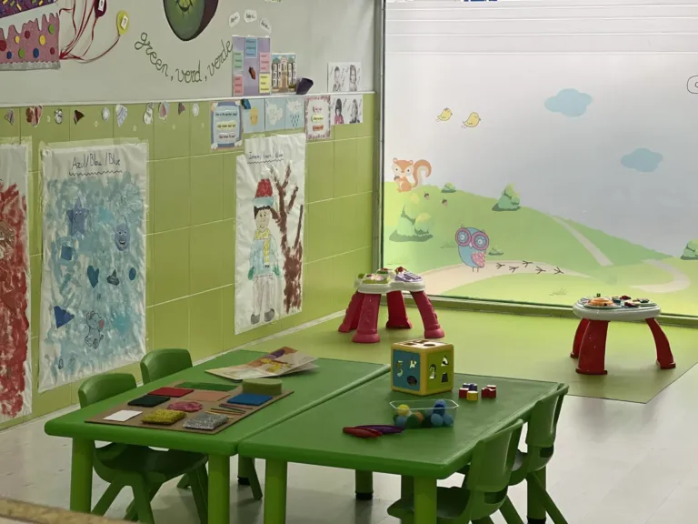 Instalaciones y patio del centro de educación infantil Bombonets en Dénia