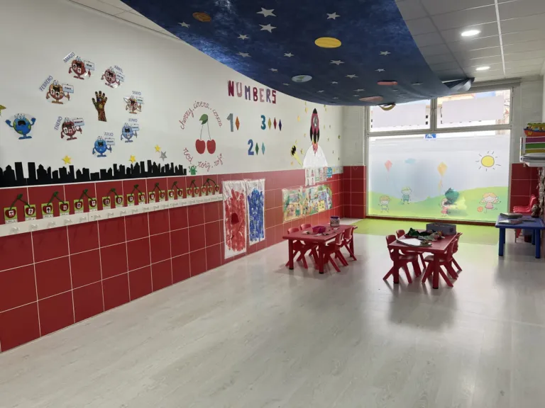 Instalaciones y patio del centro de educación infantil Bombonets en Dénia
