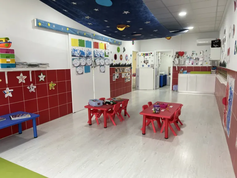 Instalaciones y patio del centro de educación infantil Bombonets en Dénia