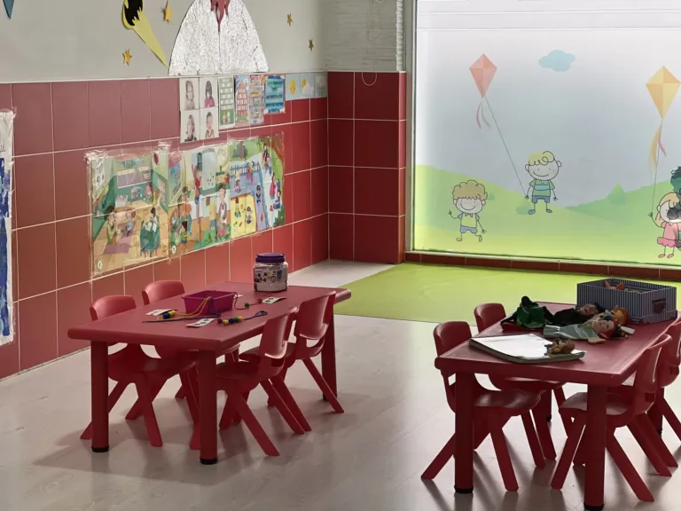 Instalaciones y patio del centro de educación infantil Bombonets en Dénia