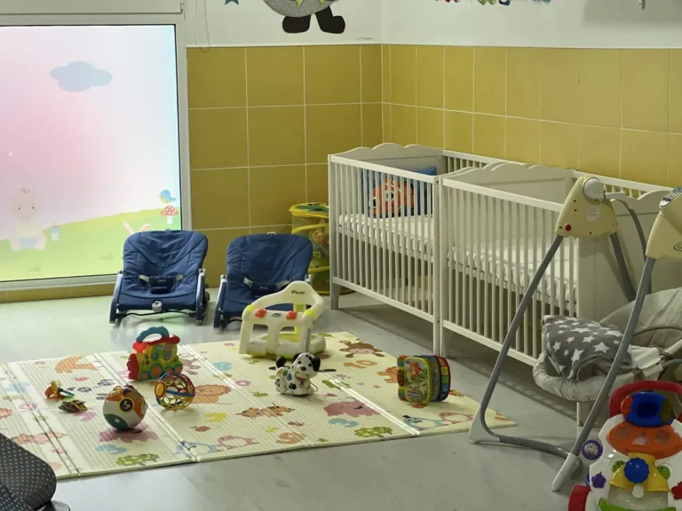 Instalaciones y patio del centro de educación infantil Bombonets en Dénia