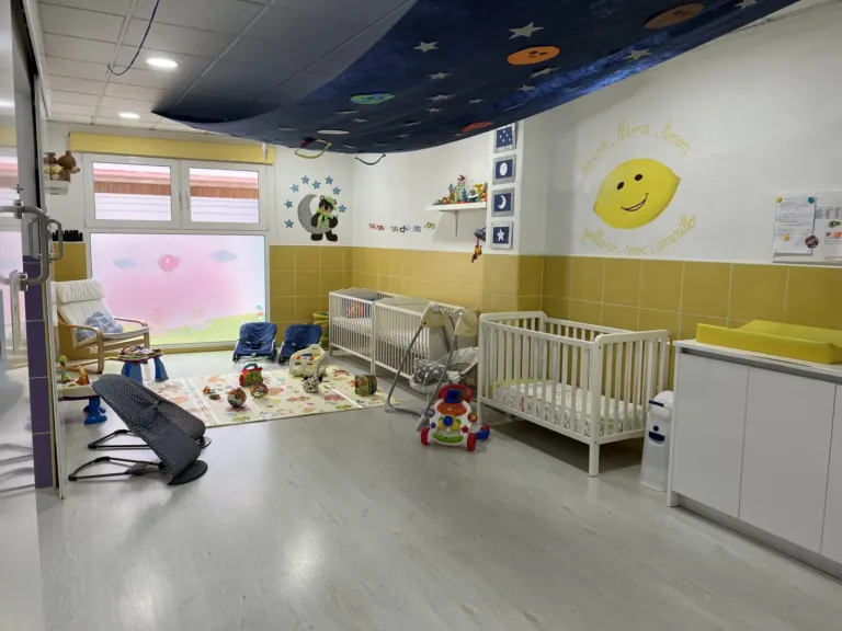 Aula de bebés de 0 a 1 año del centro de educación infantil Bombonets en Dénia