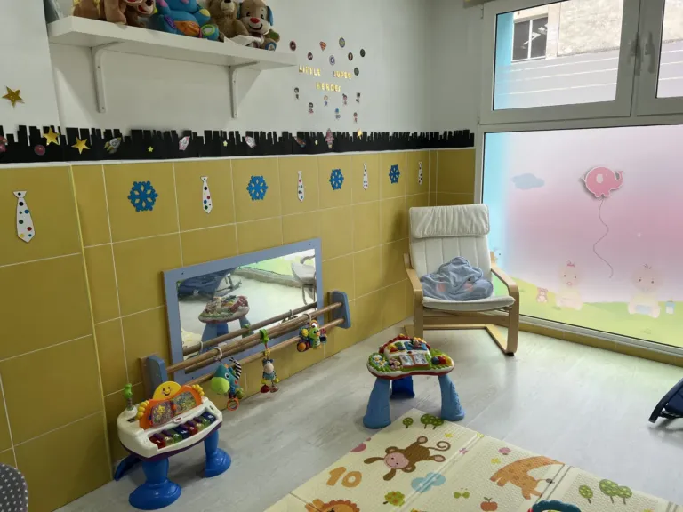 Aula de bebés de 0 a 1 año del centro de educación infantil Bombonets en Dénia