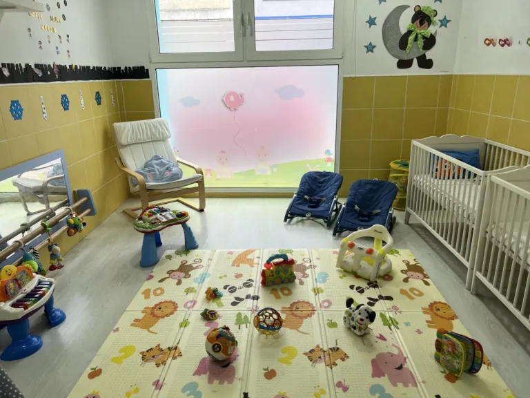 Instalaciones y patio del centro de educación infantil Bombonets en Dénia