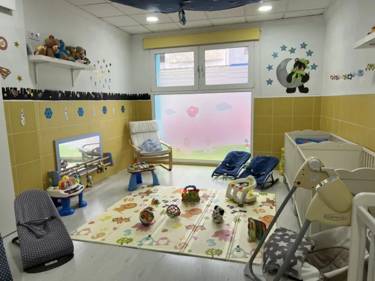 Aula de bebés de 0 a 1 año del centro de educación infantil Bombonets en Dénia