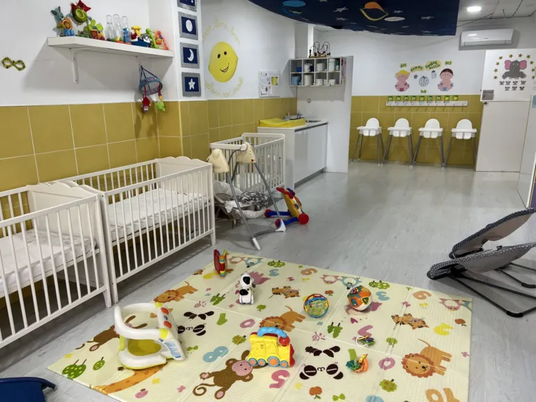 Instalaciones y patio del centro de educación infantil Bombonets en Dénia