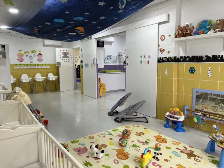 Aula de bebés de 0 a 1 año del centro de educación infantil Bombonets en Dénia