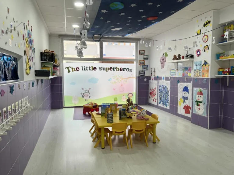Instalaciones y patio del centro de educación infantil Bombonets en Dénia