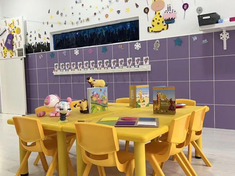 Instalaciones y patio del centro de educación infantil Bombonets en Dénia