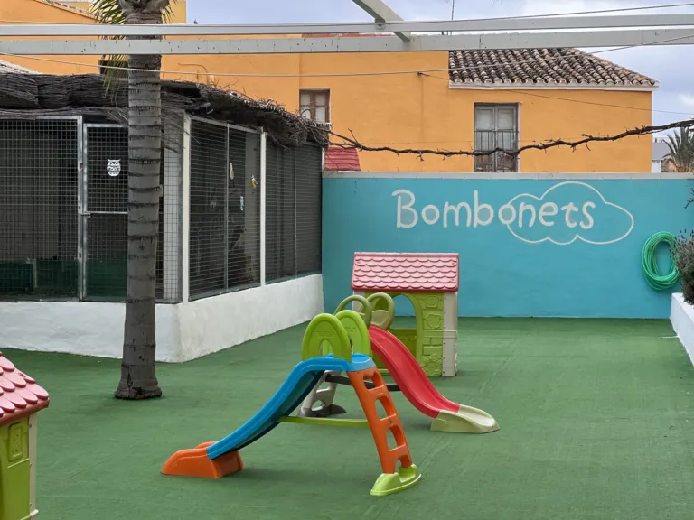 Instalaciones y patio del centro de educación infantil Bombonets en Dénia
