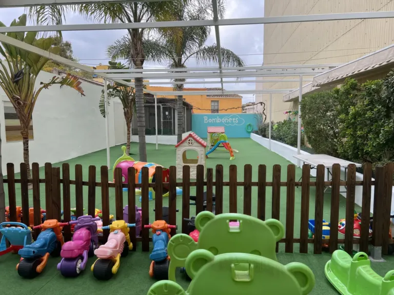 Instalaciones y patio del centro de educación infantil Bombonets en Dénia