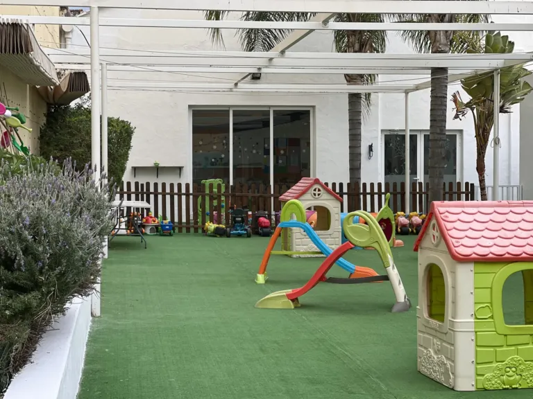Instalaciones y patio del centro de educación infantil Bombonets en Dénia